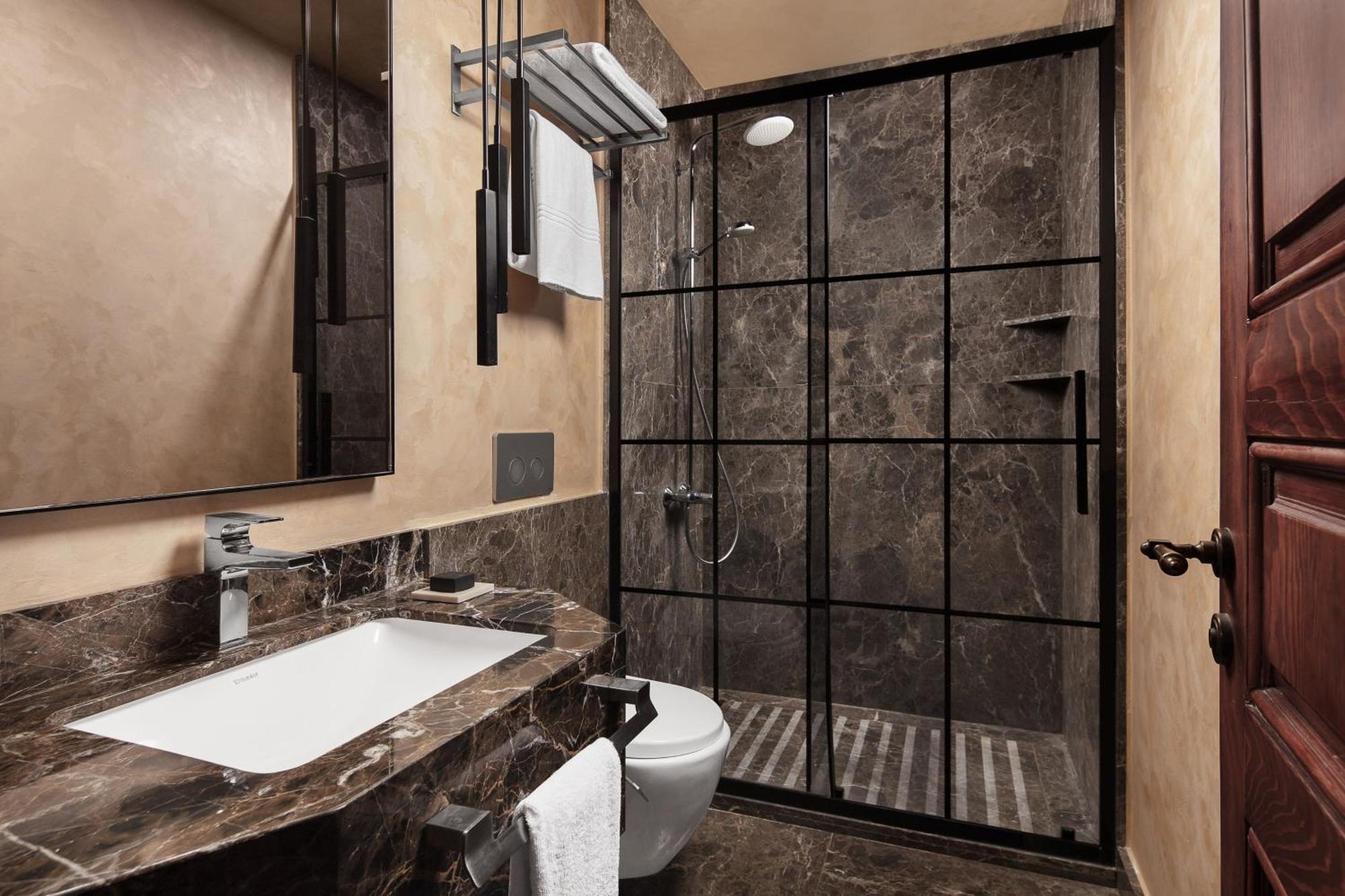 Decamondo Galata, A Tribute Portfolio Hotel Isztambul Kültér fotó A shower enclosure